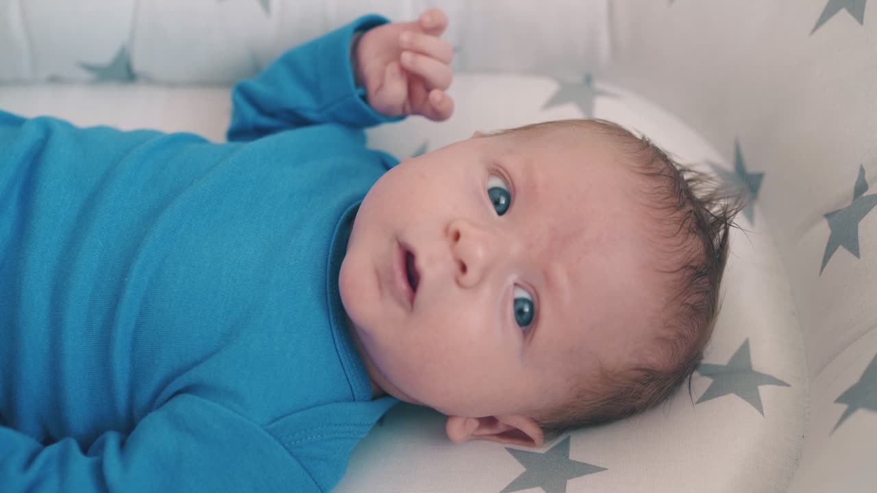 niño molesto yace en un capullo durmiendo con estrellas en la cuna
