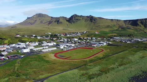 el pueblo vik i midral en el sur de islandia desde la perspectiva de un dron con la escuela y los campos deportivos