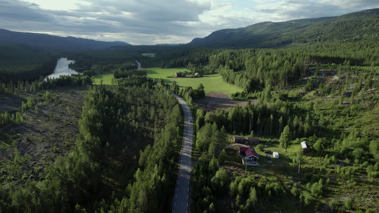 impresionante vista aérea cinematográfica sobre la ciudad verde de rendalen en noruega
