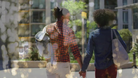 animación de bokeh sobre una pareja diversa caminando y tomándose de la mano, cámara lenta