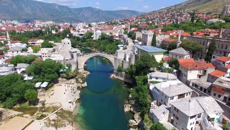 vista aérea de la ciudad de mostar en bosnia