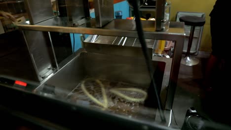 mirando la máquina mientras se cocina la comida