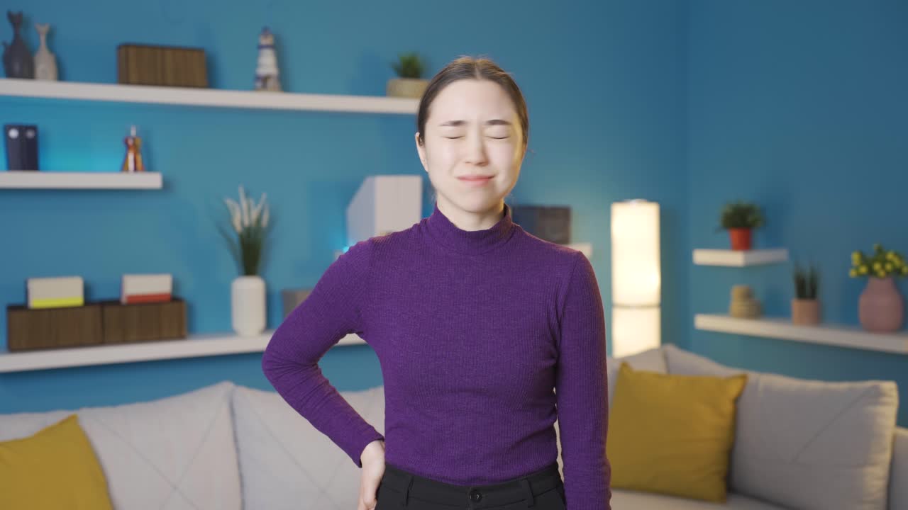 젊은 아시아 여성은 긴장하고 호흡을 통제하려고 합니다.