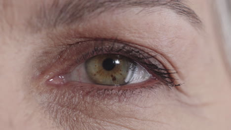 mujer madura de cerca abriendo los ojos mirando a la cámara vista sana