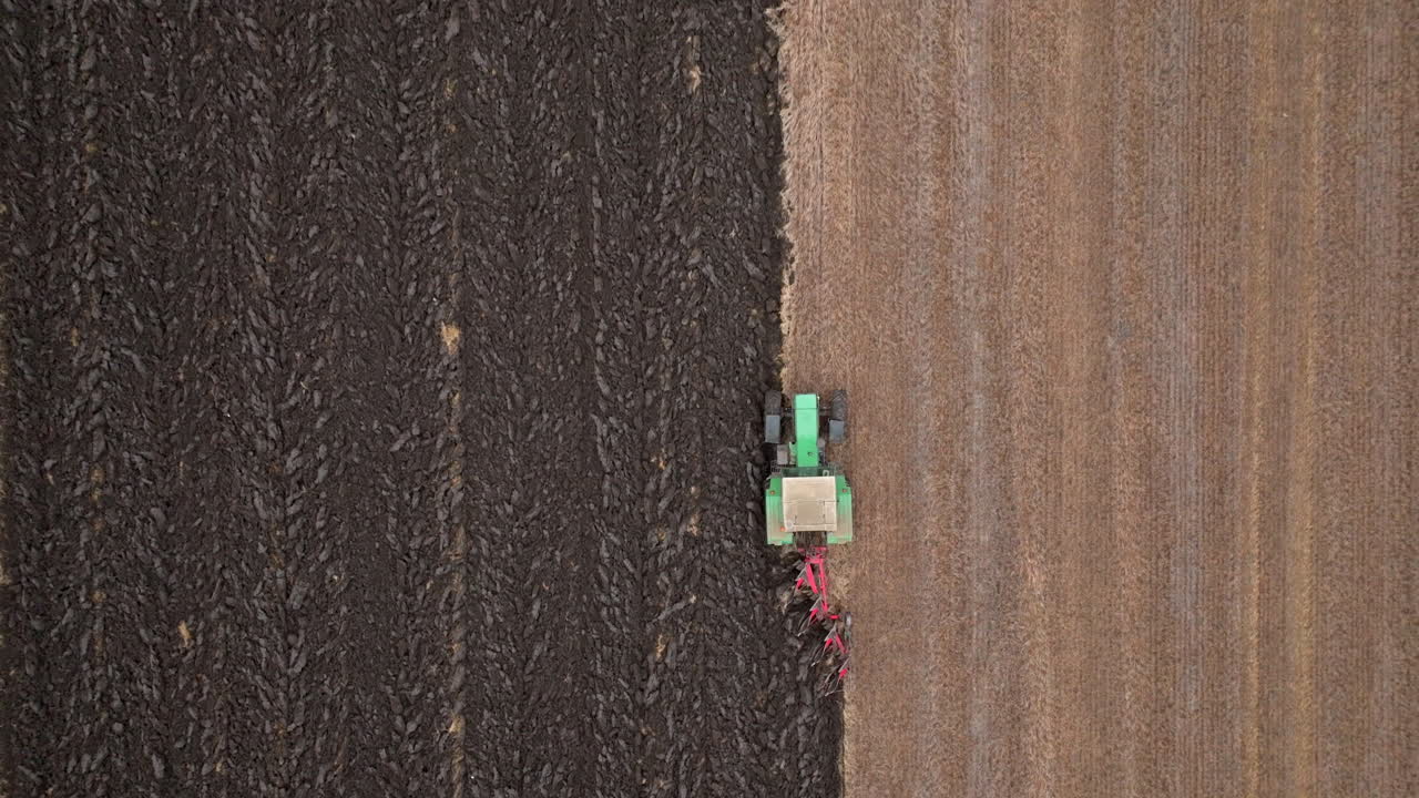 tractor arando un campo