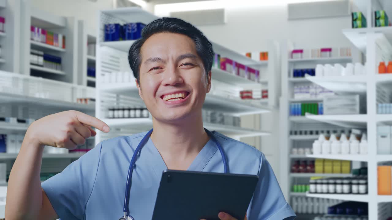 약사가 태블릿을 가지고 제품을 가리키고 있습니다.