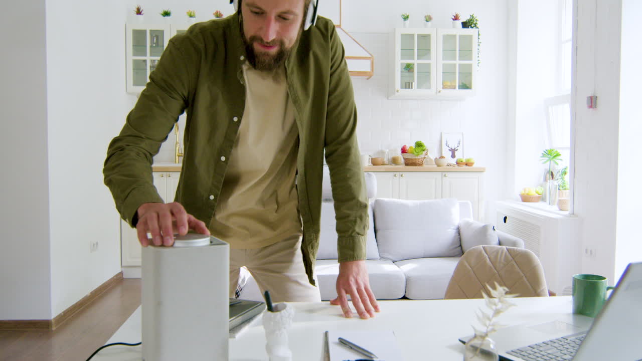 мужчина в гостиной