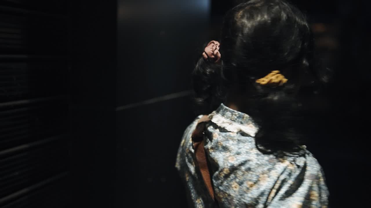 Riprese cinematografiche di una modella di moda indiana che si gira al rallentatore mentre indossa un abito blu e bianco