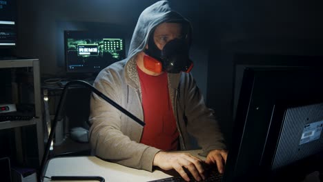 tipos de bioterroristas en código de computadora con una máscara de gas.
