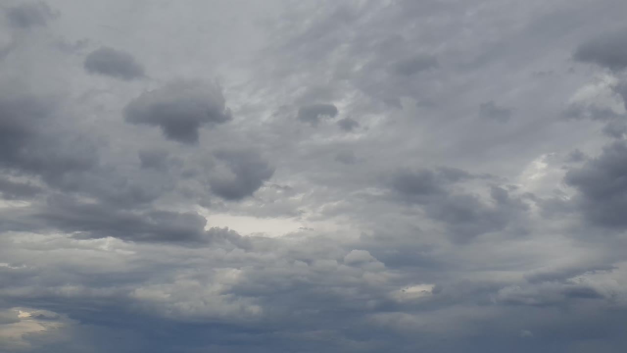 지평선에서 하늘에서 하늘로 높은 지평선까지의 웅장한 구름 시간 경과, 해가 지는 곳으로의 부드러운 전환, 그리고 황혼으로의 전환.