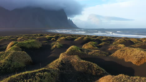 Schwarze-Grassanddünen-An-Der-Küste-Von-Stokksnes-In-Der-Region-Vestrahorn-In-Island,-Luftaufnahme