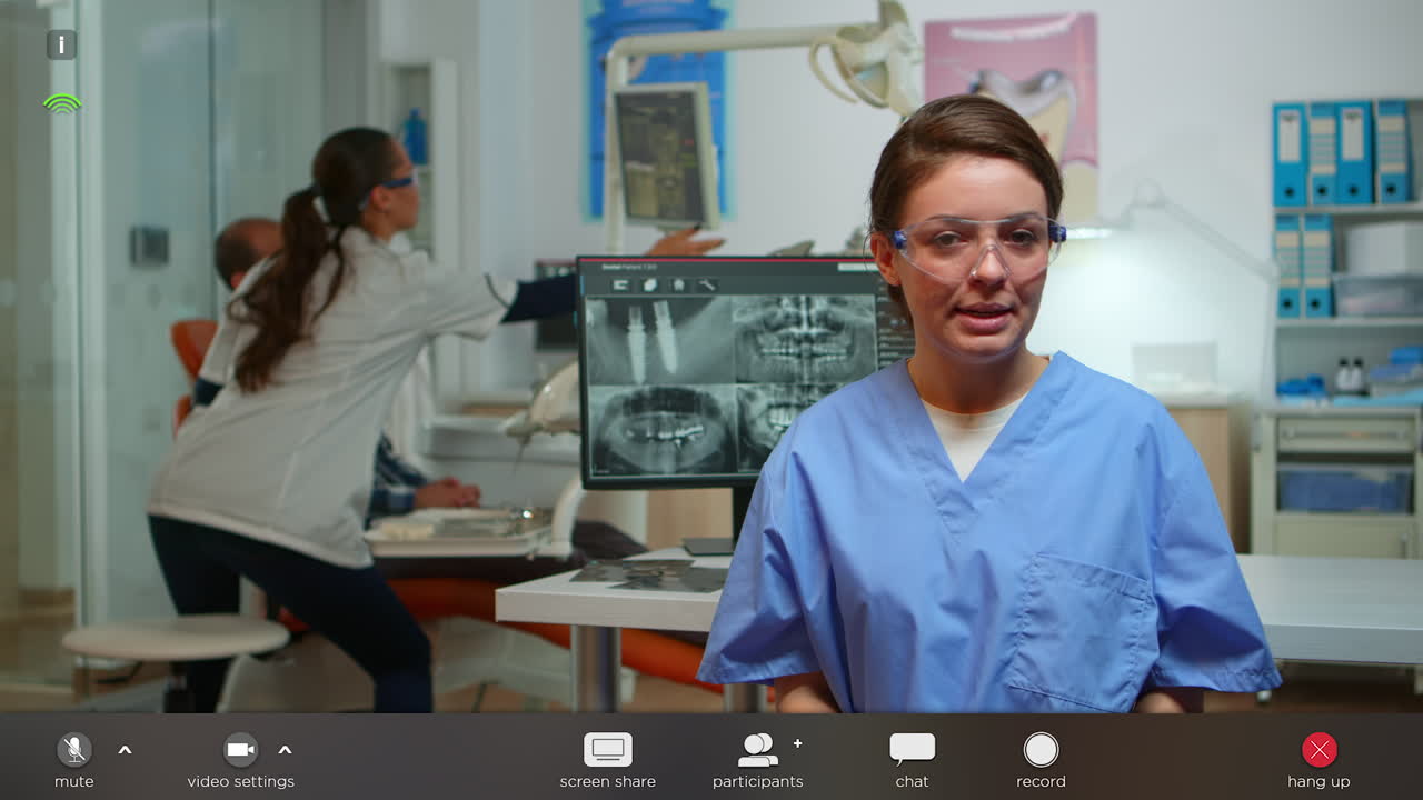 Assistente dentale che spiega ai pazienti l'importanza dell'igiene orale