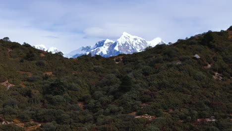 nepal verde tierra montañosa disparo de dron revela cadenas montañosas paisaje en la región de pikeypeak, disparo de drone 4k