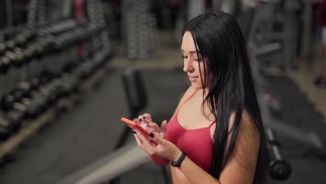 buena chica deportiva se comunica en línea por teléfono