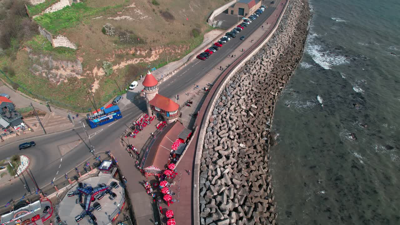 푸른 하늘 아래 그려진 스카보로의 비둘기 목욕 코너