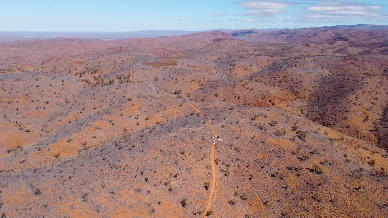 오스트레일리아 플린더스 산맥의 언덕에 주차된 차량 위에서 높은 고도 드론 영상