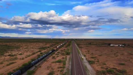 Trainieren-Sie-In-Westtexas-Auf-Drohnenaufnahmen-Von-Einsamen-Straßen