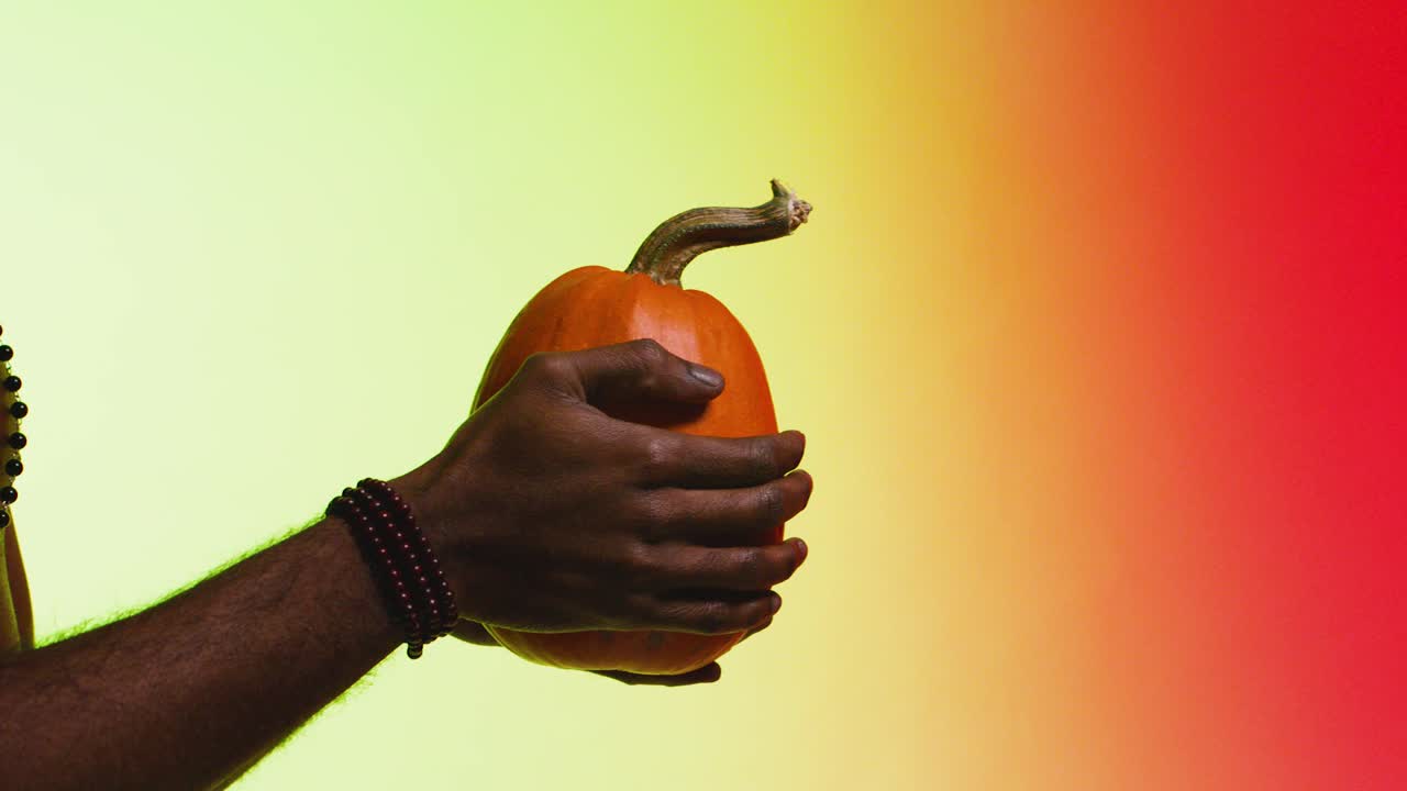 수박을 들고 있는 손