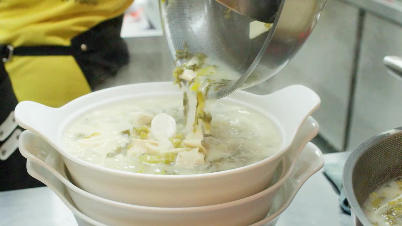 Koki Menuangkan Sup Panas ke dalam Mangkuk Saji di Dapur Restoran