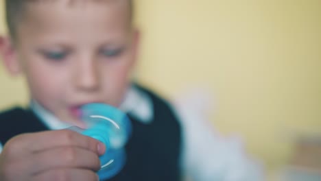 niño de escuela divertido pasa el tiempo jugando con spinner en la clase