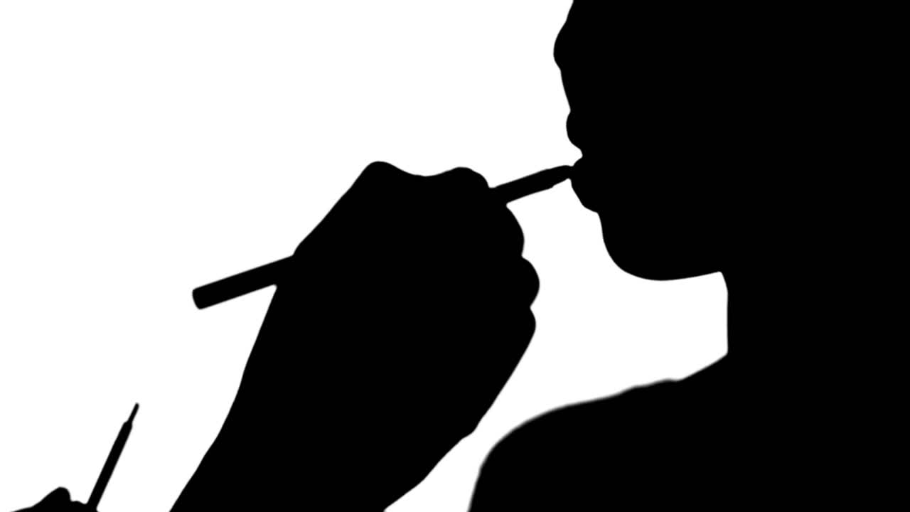 artista de maquillaje poniendo brillo para los labios en la cara de las modelos