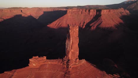 Larga-Vista-Aérea-De-La-Icónica-Torre-Castleton-Rock-En-Moab-Sunset