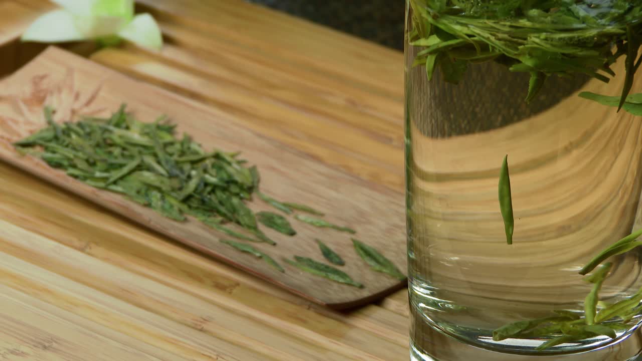 preparando una taza de té verde
