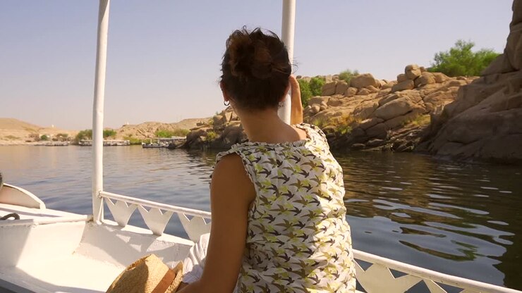 Donna su una barca che si gode il paesaggio