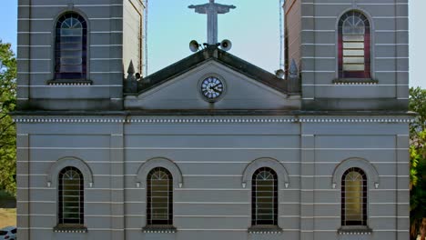 hermosa iglesia en un paisaje rural