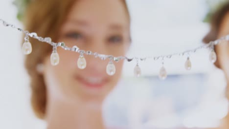 collar de diamantes y en el fondo damas de honor sosteniendo un collar 4k 4k