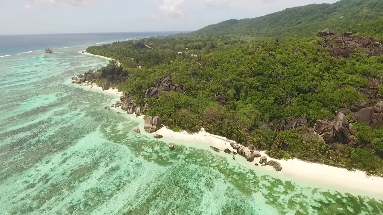 Una vista aerea mostra l'isola di La Digue nelle Seychelles