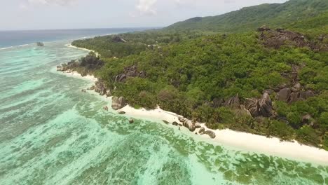 una vista aérea muestra la isla de la digue en las seychelles