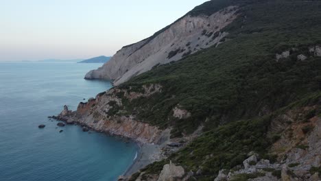 Las-Montañas-Sobre-El-Mar-En-Skiathos,-Playa-De-Kastro