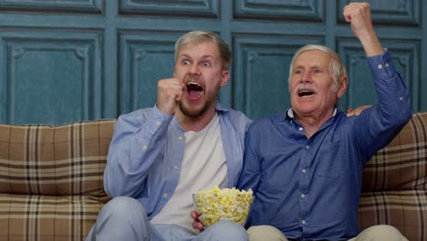 Abuelo-Mayor-Y-Hombres-Jóvenes-Viendo-Partidos-De-Fútbol-En-Televisión,-Familia-De-Generaciones-Masculinas