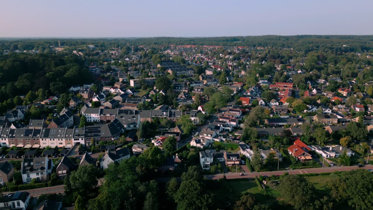 네덜란드 벨루베 지방의 오스터베크 마을의 언덕 지형과 주거 주택을 보여주는 항공 영상