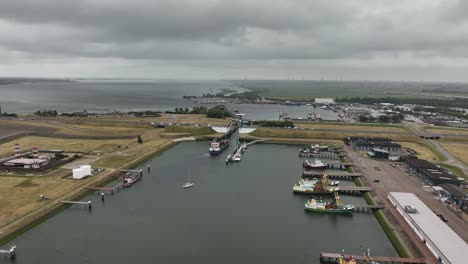 Vista-Aérea-Sobre-El-Puerto-Exterior-Y-La-Esclusa-Marina-De-Haringvliet-En-Stellendam