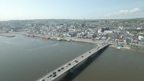 conectando el puente de wexford con irlanda en una antena de día de semana