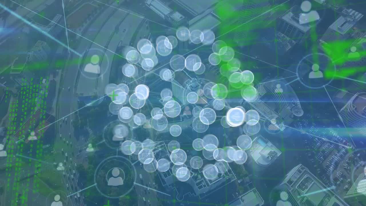 도시 풍경 위의 데이터 처리 및 미디어 아이콘의 애니메이션