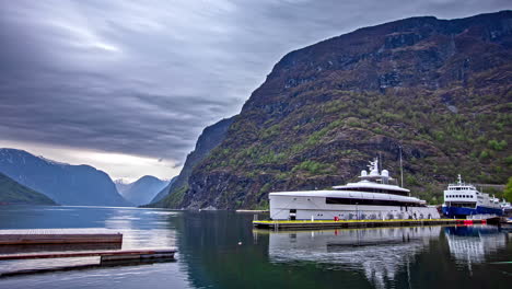 Große-Yacht-Vor-Anker-Im-Flam-Hafen-Des-Norwegischen-Fjords,-Zeitraffer