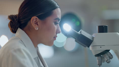 ciencia, investigación y mujer con microscopio