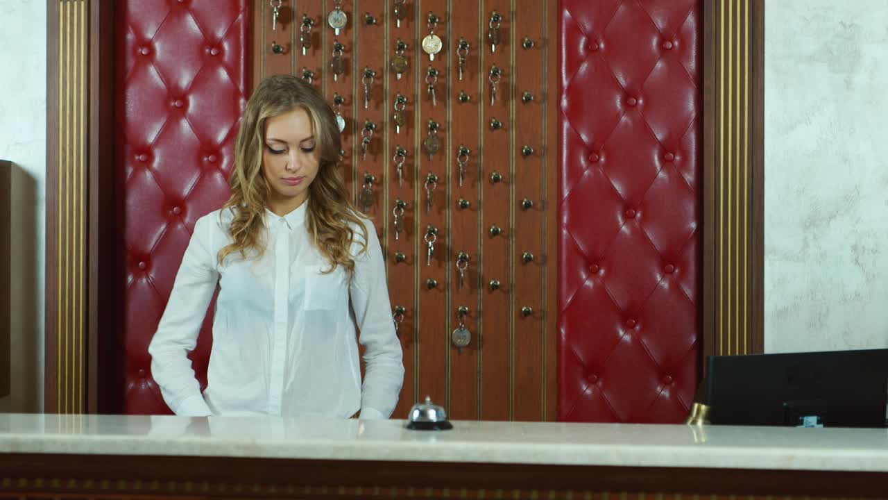 호텔에 체크인하고 열쇠를 받는 사업가 4