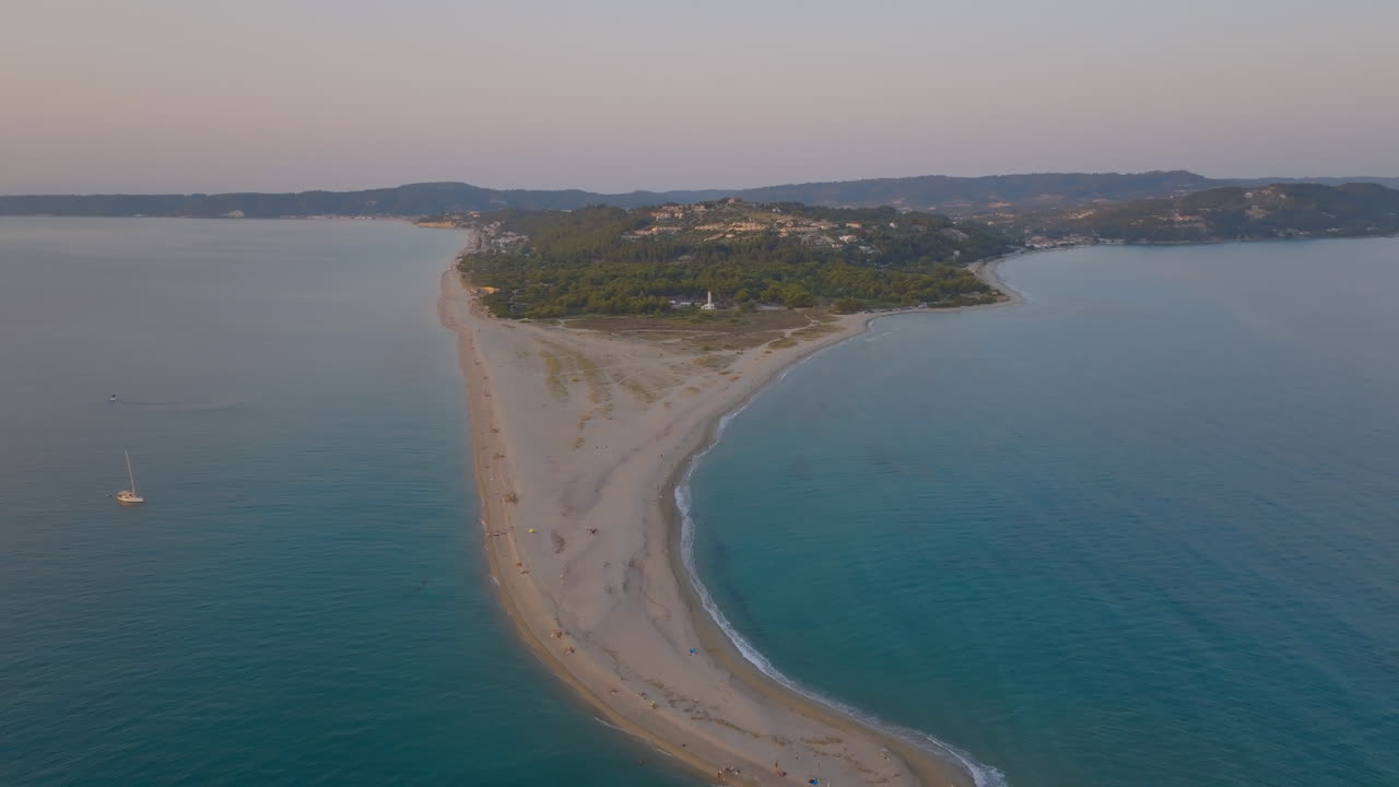 vista aérea de una hermosa playa de arena y una isla