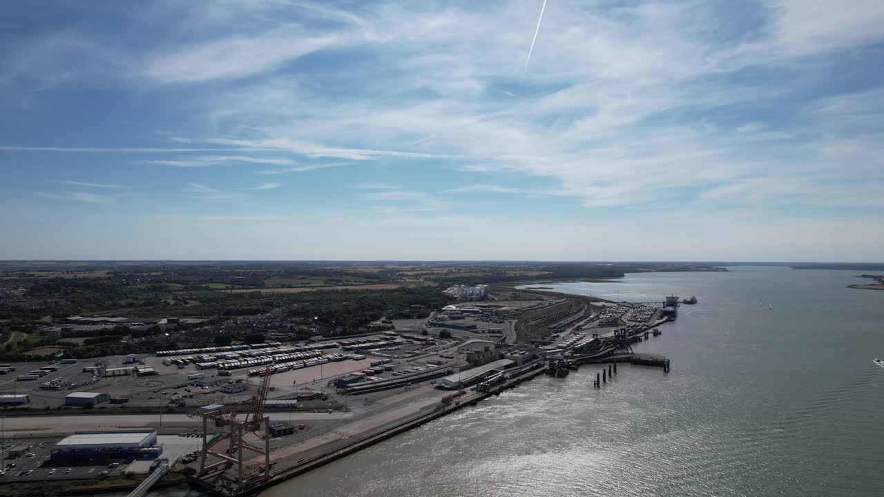terminal de ferry de harwich essex reino unido drone vista aérea verano 4k material de archivo