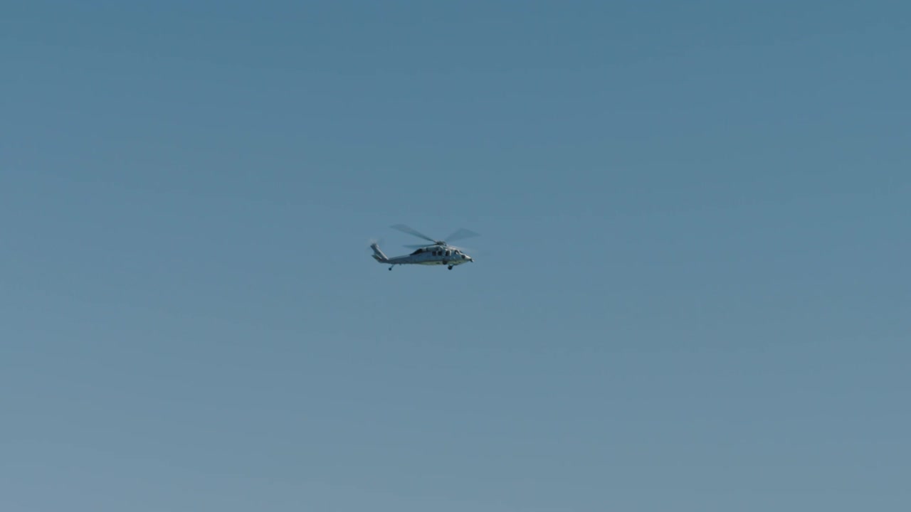 맑은 날 태양을 향해 날아가는 군용 헬리콥터