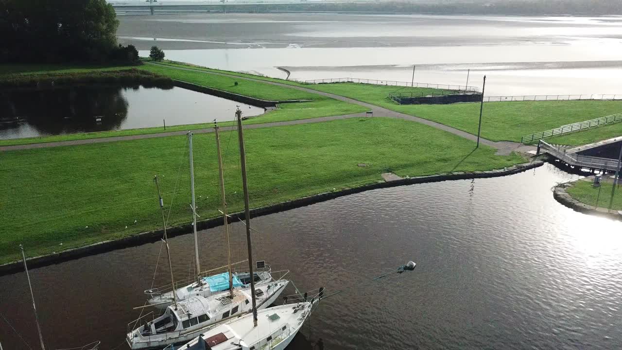 운하 위로 천천히 앞으로 움직이는 공중 - 보트