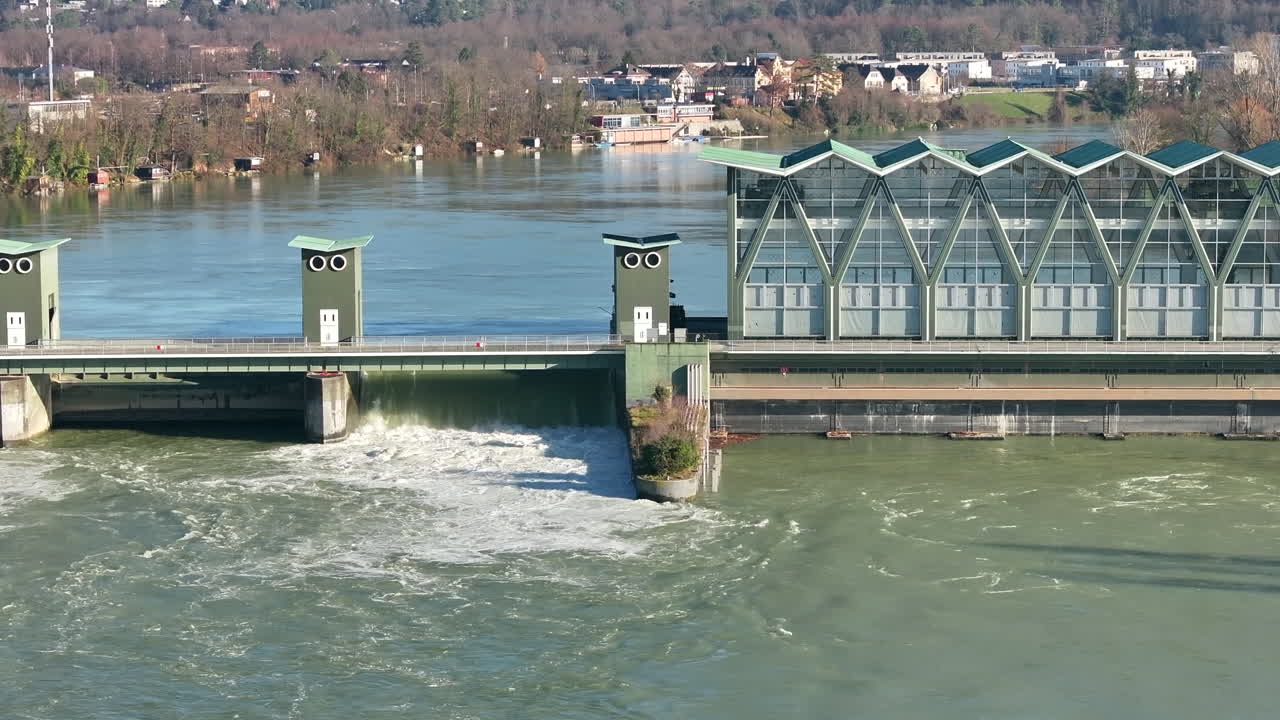 비르스펠덴 수력 발전소 (birsfelden hydroelectric power plant) 는 은 오후에 높은 물에 의해 3x  기울기.