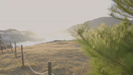 Sonnenaufgang-über-Hyogo-Japan,-Nebel-Bedeckt-Das-Tal-Bei-Den-Burgruinen-Von-Takeda