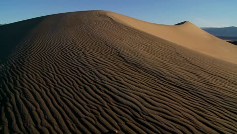 langzame pan over woestijnduinen in het nationale park death valley