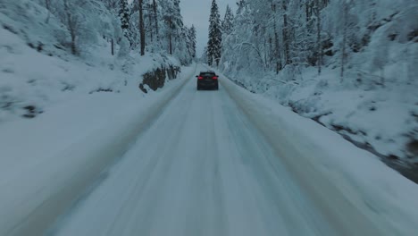 Ev-Opel-Ampera-Conduciendo-En-Un-Hermoso-Paisaje-Nevado-En-Noruega