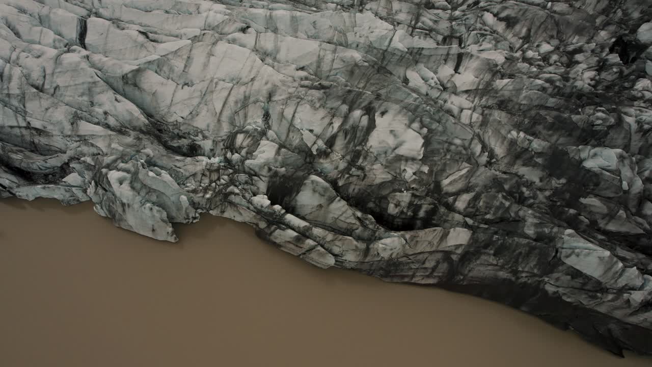 카메라가 아이슬란드 4k의 큰 빙하 위로 천천히 기울어지는 드론 비행 원